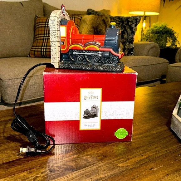 NWT SCENTSY Harry Potter Platform 9 3/4 Full Size Wax Melt Warmer Plug In - Picture 2 of 16